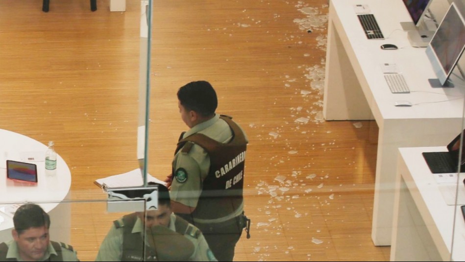 INoticias_CL's tweet photo. 🌻 'Sentí que se ponían más violentos': periodista que presenció asalto en mall Plaza Egaña relata el terrible momento 🌎 https://t.co/Zaj6tJhfpk 
👉#INoticiasCL #Nacional #MegaNoticias #Chile  #Quackity #TheLastOfUs #Germán #Agustín #esland2023 #Frank #Calv https://t.co/iDVIHqJu9e