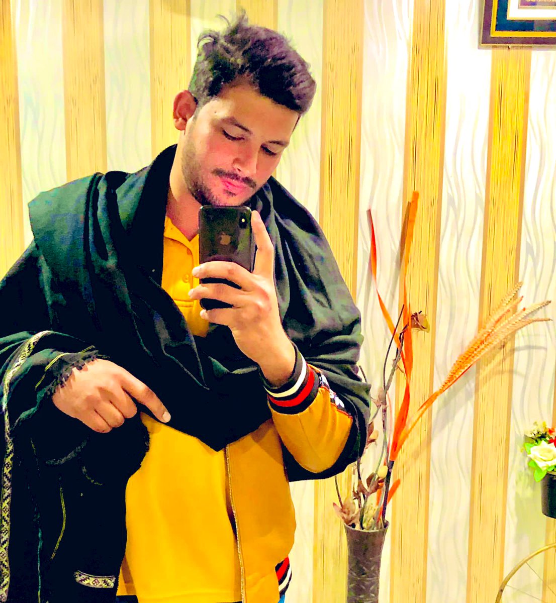 اور پھر وہ آج بھی مُجھے پل بھر میں اُداس کرنے کی طاقت رکھتا ہے! ۔💔🖤