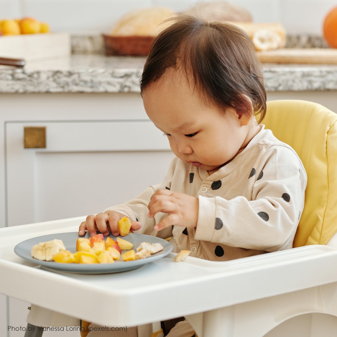Di saat jari-jari mungil si kecil sudah bisa memegang benda dengan kuat, sekitar usia 6 bulan, Moms sudah bisa membimbing si kecil untuk mulai belajar makan sendiri.
Metoda ini dikenal dengan istilah baby-led weaning atau BLW bit.ly/3XlgaVG #momdadi #momdadicom #BLW