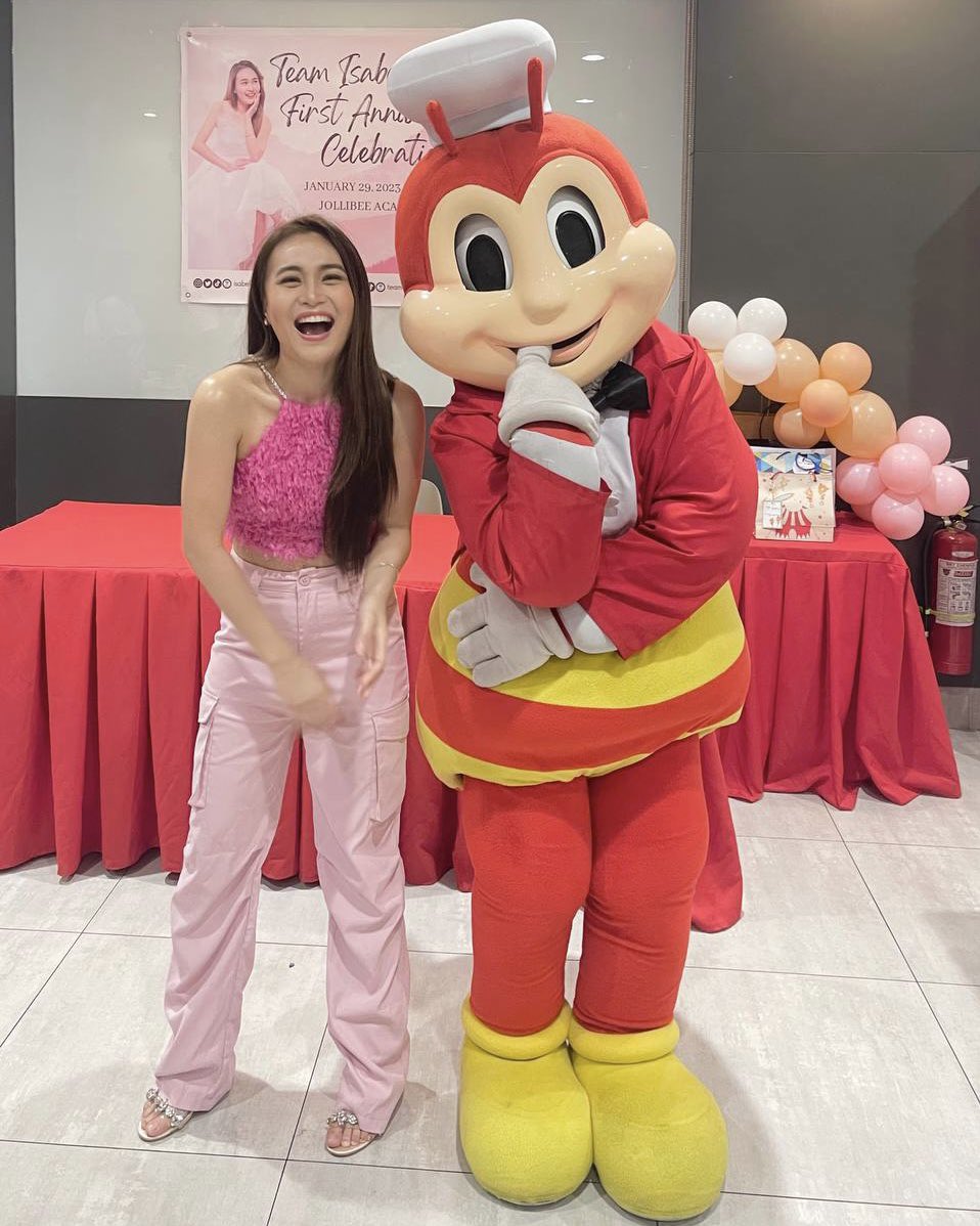 TeamIsabelOFC's tweet photo. Our Bubbly Boss @isabellaohoo with Jollibee 💖 

Thank you so much for your time, Isabel. We appreciate you and we’re very grateful for you. We hope you enjoyed as much as we did. We love you so much. See you again soon 🥰🤗

OneYearWithISABEL
#TeamIsabelAnn1versary https://t.co/XvDEgoUodb