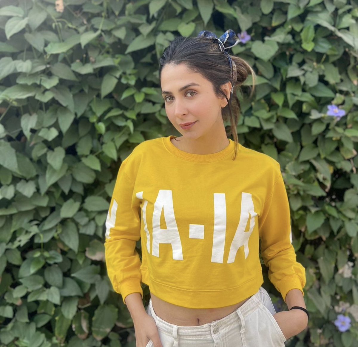 raajmalvika's tweet photo. I’m going to stand outside, So if anyone asks I’m OUTSTANDING 🤭 #sorrynotsorry
#crazylittleme #inbetweenshoot #littlemisssunshine #happygirl #gratitude #sassyme #malvikaraaj https://t.co/1TllVQa8pz