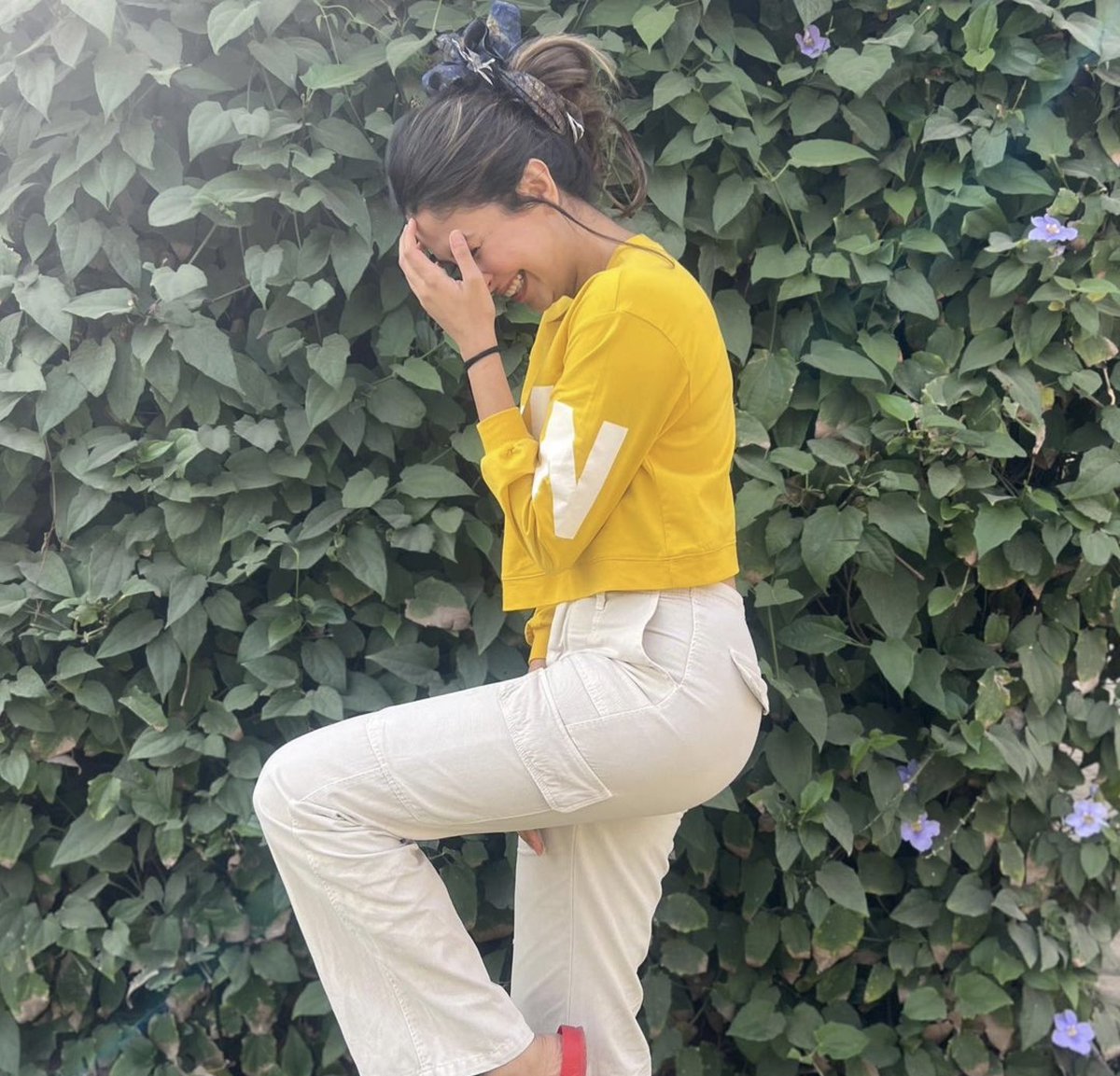 raajmalvika's tweet photo. I’m going to stand outside, So if anyone asks I’m OUTSTANDING 🤭 #sorrynotsorry
#crazylittleme #inbetweenshoot #littlemisssunshine #happygirl #gratitude #sassyme #malvikaraaj https://t.co/1TllVQa8pz