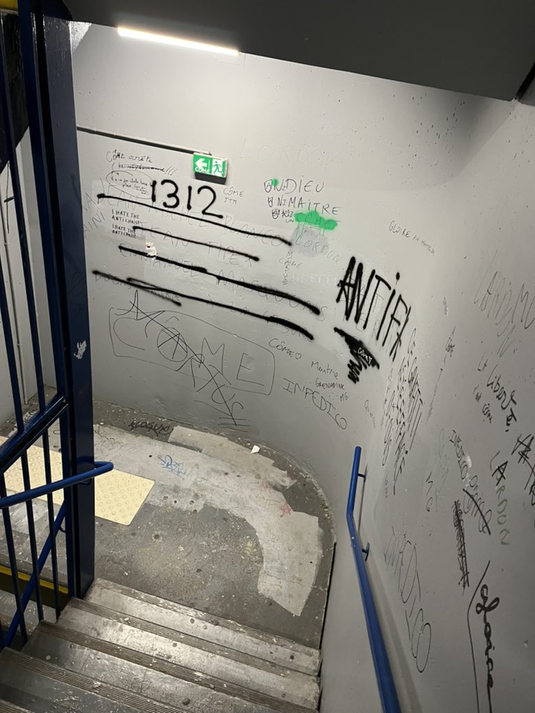 213abk's tweet photo. Comment j’arrive à me lever le matin pour aller en cours alors que les escaliers de mon école ressemble à ça https://t.co/9e6n13Sb2x