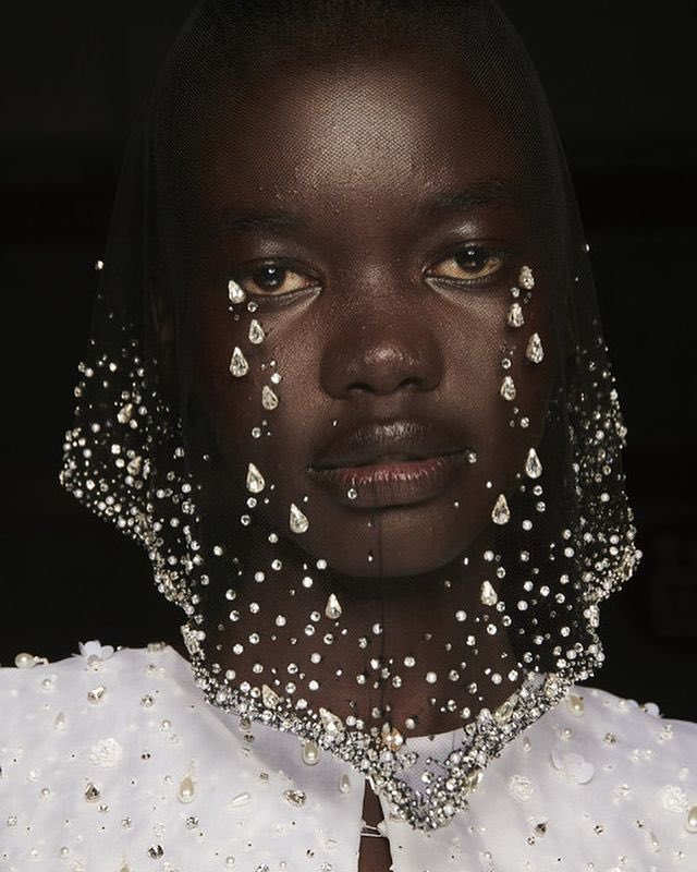 This is the best photo of an “art meets fashion” moment