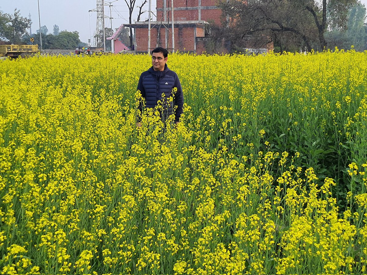 आया वसंत, आया वसंत
छाई जग में शोभा अनंत।
सरसों खेतों में उठी फूल
बौरें आमों में उठीं झूल
बेलों में फूले नए फूल
पल में पतझड़ का हुआ अंत
आया वसंत, आया वसंत।
#सोहन_लाल_द्विवेदी

#vasantpanchami #Vasant #Basant  #BasantPanchami #बसंत #बसंत_पंचमी #KrishnaKumarYadav #कृष्ण_कुमार_यादव