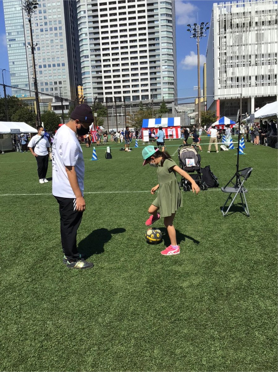 sumida_startup's tweet photo. みい新聞会社の次の活動はLIGA.iの第三節の試合へ、ブラインドサッカーとストリートサッカーという2つの対照的なサッカーを取材しました!
初めての取材でしたが、選手の方々が優しく対応してくださり、みいちゃんにとってとてもいい経験になりました!
#スタプロ2022
#墨田区 #tanQ #iU https://t.co/M8jxt4Oih0