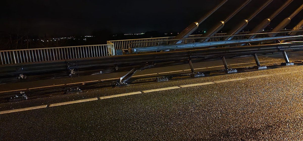 wis_robertvdA's tweet photo. #a2 re op de #martinusnijhofbrug eenzijdig #ongeval artikel 8 bestuurder mee met #ambu Schade vangrail buitenberm wordt om 1000 na de spits gemaakt tot dan is er een snelheid van 5️⃣0️⃣ km rijbaanbreed @RWSverkeersinfo https://t.co/wGw3PLVbCw