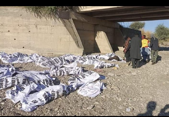 سی پیک ریکوڈک سیندک بلوچستان کی  دیگر معدنیات سے پورے پاکستان میں موٹر وے بن رہے ہیں لیکن افسوس کہ بلوچستان میں لوگ مختلف طریقوں سے اپنے پیاروں کے لاشیں وصول کرنے ہیں.
#Lasbelaneeddoubleroad.