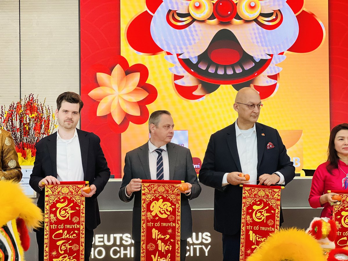 AHKVIETNAM's tweet photo. WE ARE BACK TO WORK!
🦁🧧Mr. Marko Walde, Chief Representative of AHK Vietnam was delighted to be one of the “Lion feeders” as the Lion Dance organized by Deutsches Haus HCMC aims to wish good luck and fortune to all people in the new year.
#PartnerInVietnam https://t.co/KnpiAAmNBq