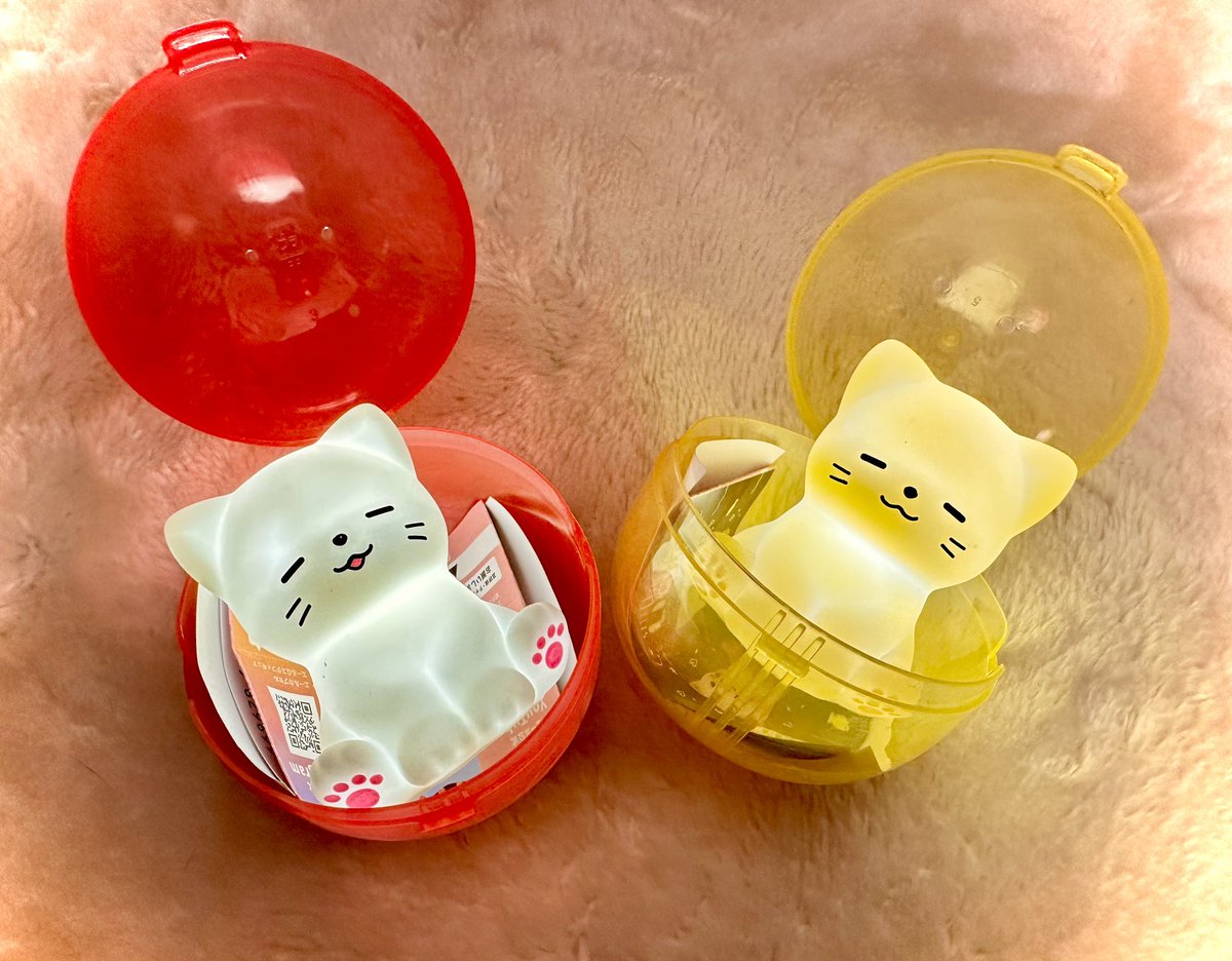 my_k1223's tweet photo. そういえば昨日帰りに池袋駅のガシャポンコーナーでゲットしましたにゃんこライトが可愛い🐈⬛❤️
電池変えられなさそうなのが惜しいけど、災害時用にカバンに入れておこうかなぁ笑
#ガシャポン
#CATLIGHT
#にゃんこライト https://t.co/zNS1kiIBUY