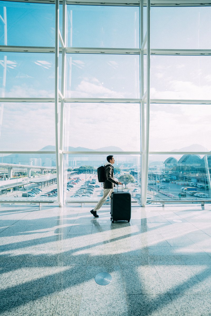 Sturdy feet, carrying Sturdy on the back, onto the next journey🧳. Sturdy is the perfect on-flight bag. It is transformable into a backpack, a crossbody bag, and a duffle bag, Slip it on the trolley handle when you wanna free your shoulders for a bit.
#DoughnutOfficial #DNBlack