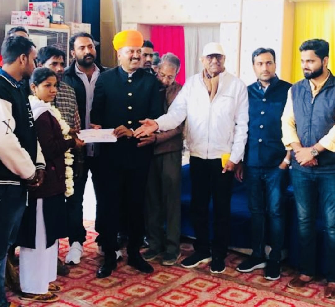 DrShivRathore's tweet photo. महाराजा श्री हनुवन्त राजपूत छात्रावास के पूर्व व वर्तमान छात्रों ऐवम कार्यकारिणी सदस्यों के सहयोग से छात्रावास में तीन पीढ़ियों से सफाईकर्मी के रुप में सेवा देने वाले संत राम हरिजन की पुत्री के विवाह में मायरा भर उत्कृष्ट कार्य करने के लिए सभी का धन्यवाद व आभार 
#samajiksamrasta https://t.co/gJ4cgZnQYY