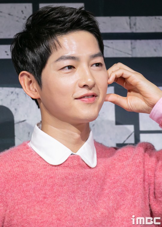 KoreanUpdates's tweet photo. Through official announcement, #SongJoongki shares that he has married his girlfriend Katy Louise Saunders and she's currently pregnant with their child.

Congratulations to the couple!

https://t.co/R68cl1RuvG #KoreanUpdates RZ https://t.co/yCgTREznyl