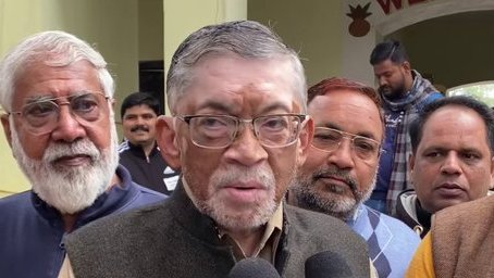 NiwanTimesInd's tweet photo. #उत्तरप्रदेश- बरेली में MLC चुनाव के लिए मतदान चल रहा है, भाजपा सांसद संतोष गंगवार ने मतदान केंद्र पहुंचकर अपना वोट डाला
उन्होंने कहा, "हर चुनाव में वोट डालना चाहिए, ये लोकतांत्रिक व्यवस्था का हिस्सा है
@santoshgangwar #mlcelctions #elections @BJP4UP https://t.co/upsLeDkK7Y