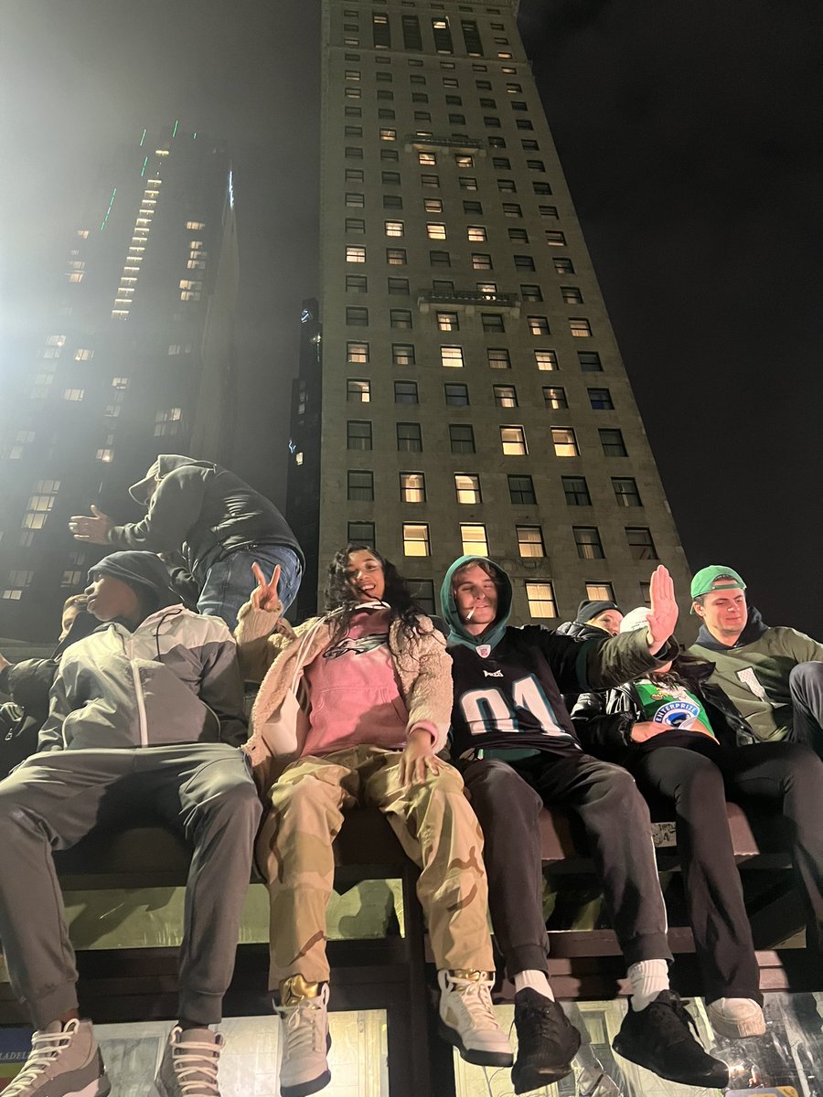 mamikilos's tweet photo. story told in 4 pictures😭 #GoBirds #Philly #BroadStreet #Eagles https://t.co/mKx8Ix4wrY