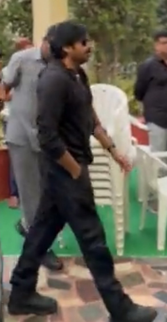 #PSPK26 feels for #OG 🙌🏻🙌🏻
That walk 💥💥
#VakeelSaab #TheyCallHimOG #FireStormisComing