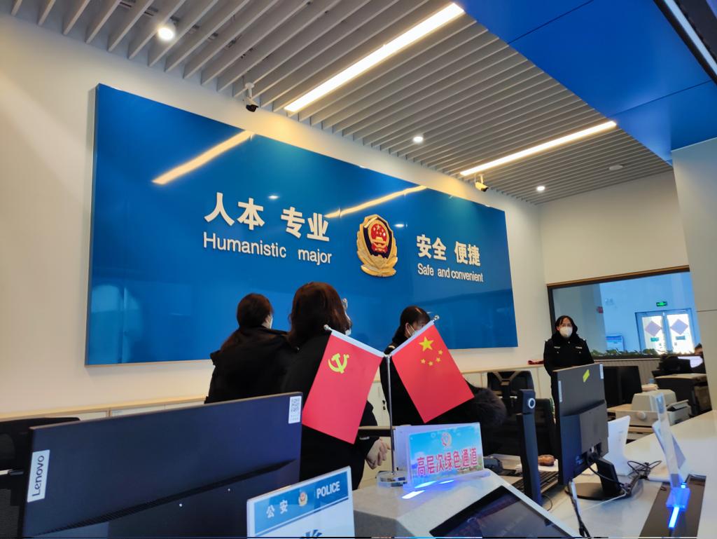 shidaoguo's tweet photo. 护照到期，到出出入境大厅换发，工作人员告知：你被边控了，不予换发，且不给出具任何文字证明。让我去找有关部门去打听 https://t.co/WzGNXDPIYI