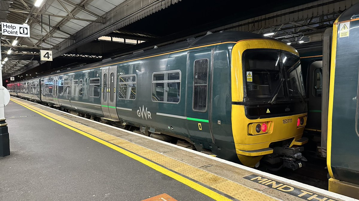 BenBroomfield_'s tweet image. Good Morning! 🚂

Mondays upon us (where do the days go?) and here’s SPM based #class165 165111, about to commence the local rounds on 2T04…

Have a great day all! 👋

#DispatchersOfTwitter #railway #railways #train #trains #gwr #turbo #ukrail #station #rail