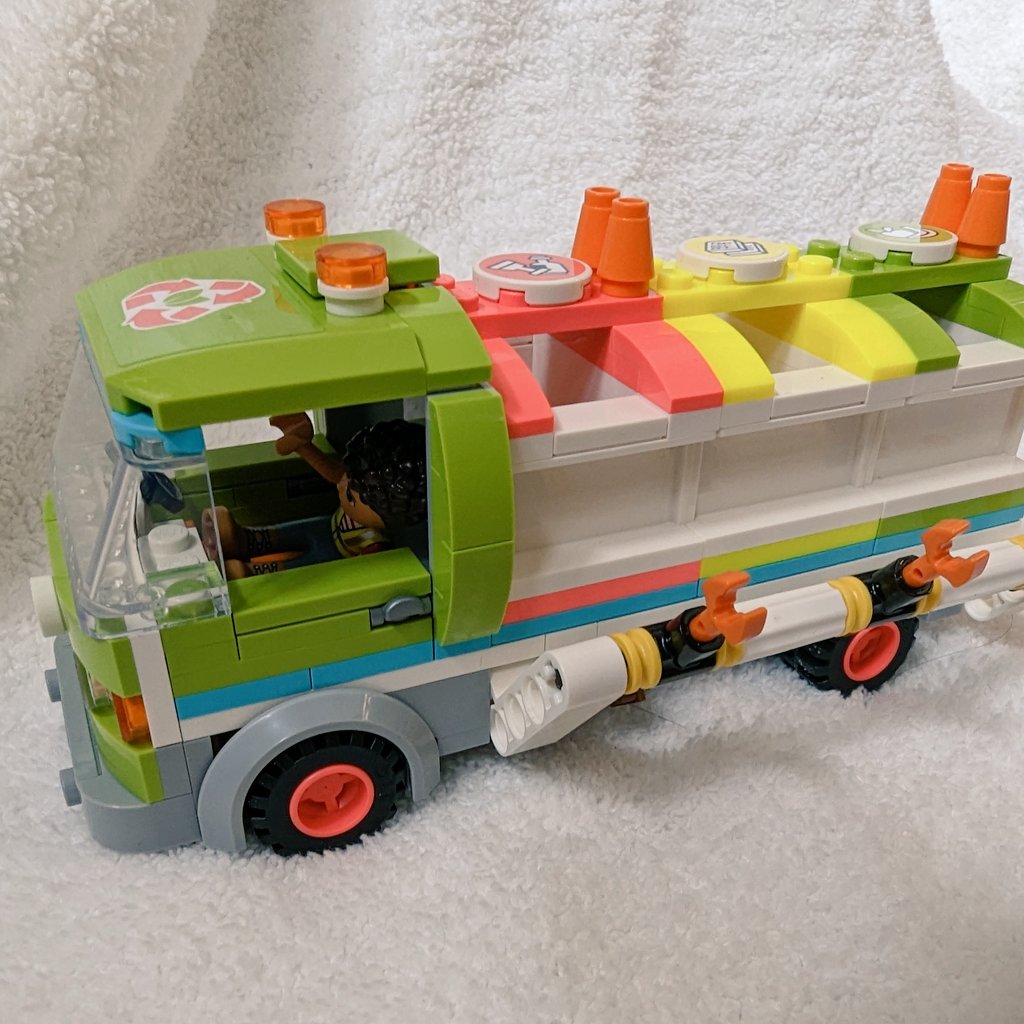 LEGOMADA's tweet photo. ごみ収集車で目論見���り、ゴミの分別を覚えた息子。燃えないゴミや紙ゴミをちゃんと分別して入れてる☺ けど生ゴミ…バナナ等に紛れてたぬき入れててホラーーー。 #レゴ #LEGO https://t.co/b3l5ASzCeG