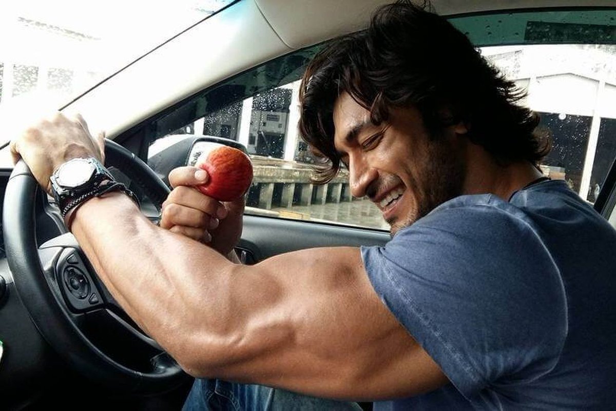 sunshinepicture's tweet image. An apple a day keeps boredom away.
Commando caught in some cute action! 🔥😍
@VidyutJammwal 

#VipulAmrutlalShah @Aashin_A_Shah

#SunshinePictures #Commando2 #VidyutJammwal #Action #Thriller #Bollywood #Movie