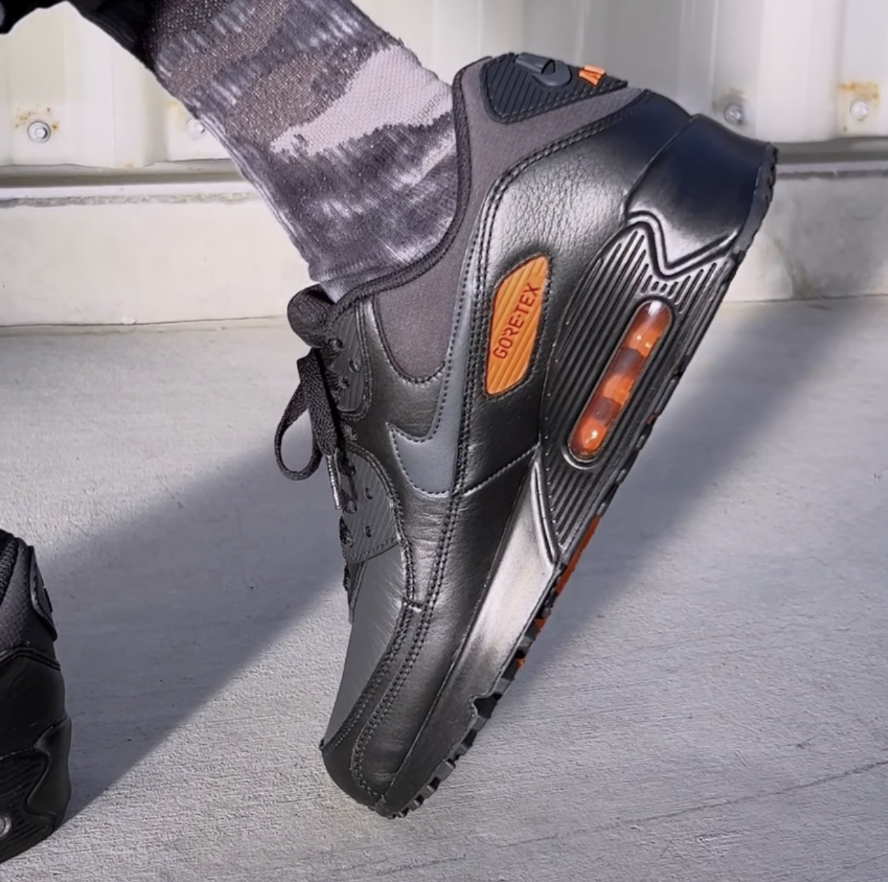 SNKR_TWITR on Twitter: "AD: Air Max 90 GORE-TEX 'Black/Safety Orange' dropped via Mr. Porter Shop -&gt; https://t.co/KGilTDrtf1 / Twitter