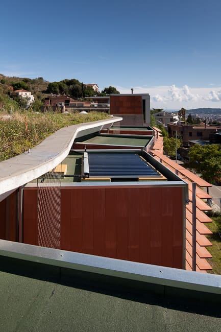 picharchitects's tweet photo. La propuesta se concibe desde la integración de sistemas industriales ensamblados, en donde predominan los materiales cerámicos de gran formato, con continuidad desde la envolvente hacia el interior de la vivienda. #barcelona #matterflow #arquitecturasostenible https://t.co/dVzd3ilyM0