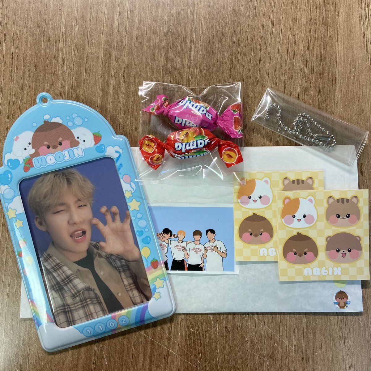 HANIP_WooJin's tweet photo. #0522_예삐홀더 #AB6IX @yeppiholder 
감사하게도 예삐홀더 이벤트에 당첨되어 이렇게 예쁜 우진이 홀더를 받게되었습니당
역시 실물로 보니 더더 예쁜 것 같아요! 포장도 꼼꼼히 예쁘게 해주시고 너무 감사합니당 앞으로 잘 들고 다닐께요오🫶🏻 https://t.co/GFkOE1Qzt1