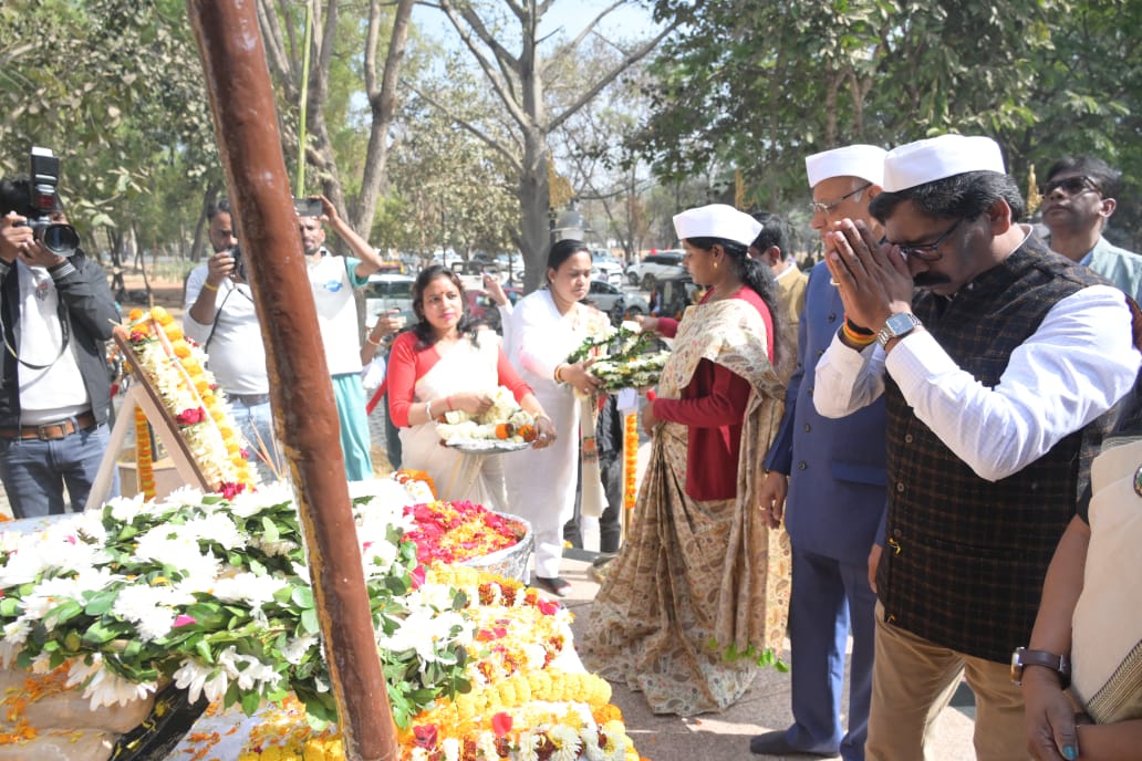 राज्यपाल और मुख्यमंत्री ने राष्ट्रपिता महात्मा गांधी को दी श्रद्धांजलि- Governor and Chief Minister paid tribute to Father of the Nation Mahatma Gandhi