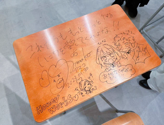 満喫しすぎた!机に落書きさせてもらいました。普段はやってはいけない貴重な体験…本日限定で黒板にもメッセージ書きました。シールも作って早速色紙に貼ったよ#HoneyWorks展#ラブレターforハニワ 