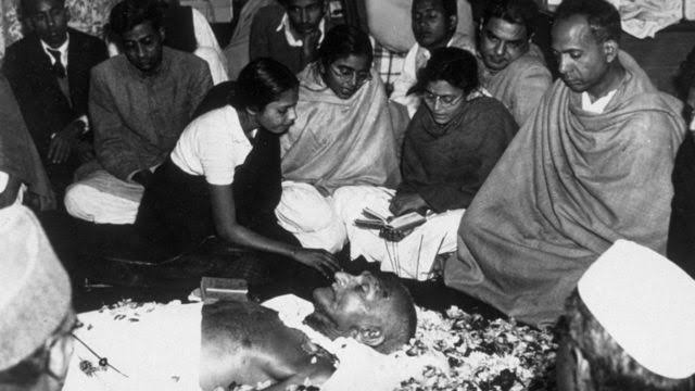rampratapc98's tweet photo. #गांधी_हत्या_पर लॉर्ड माउंटबेटन भी अपने दुख को ना रोक पाए और कहा,ब्रिटिश हुकुमत अपने काल पर्यन्त कलंक से बच गई, आपकी हत्या,आपके देश ,आपके राज्य , आपके लोगों ने की है, यदि इतिहास आपका निष्पक्ष मूल्यांकन कर सका तो वो आपको #ईसा_और_बुद्ध की कोटि में रखेगा। @Ashok_Kashmir @vinodkapri https://t.co/DzQ9NRVzQL