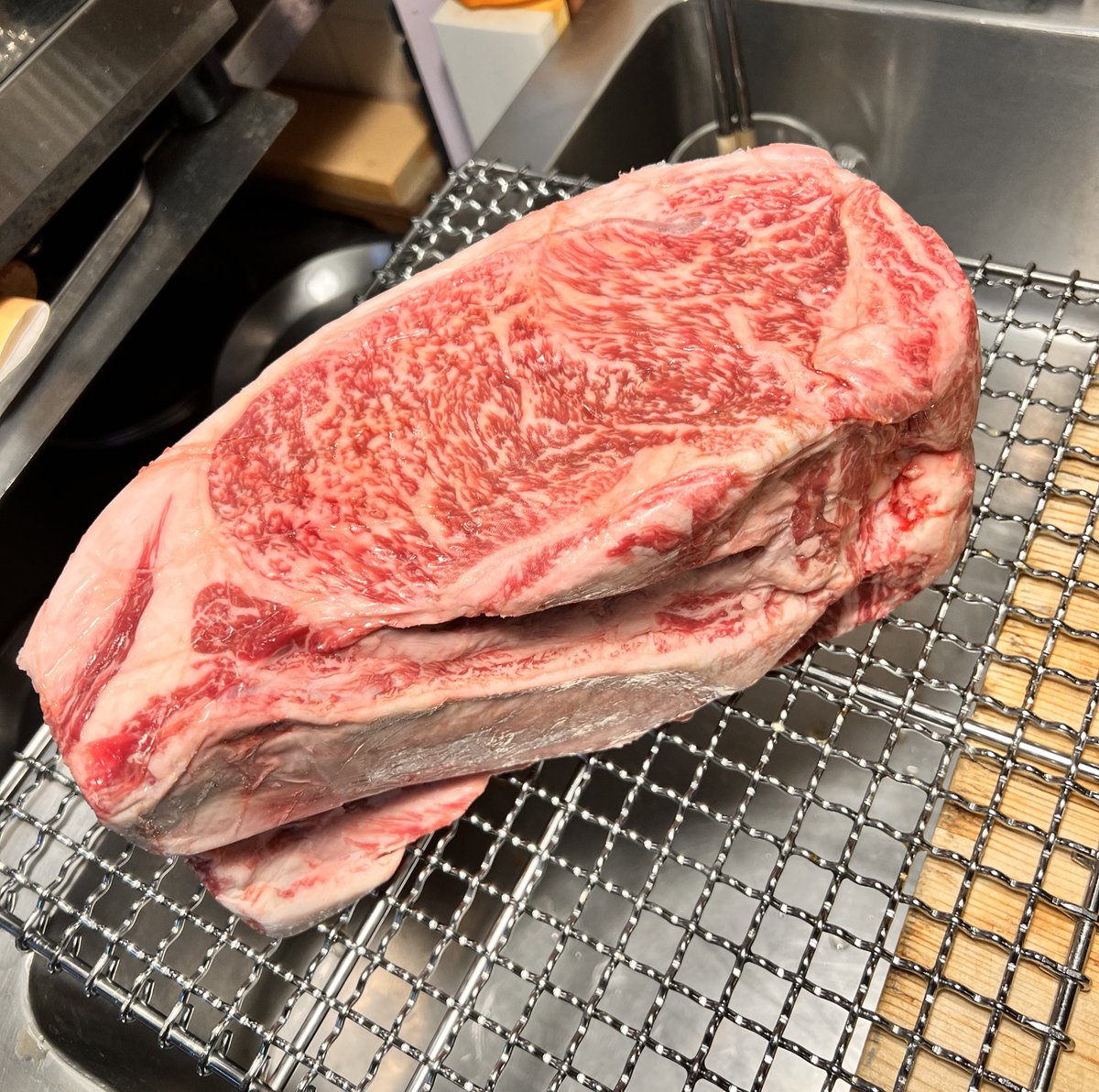kirari_kanda's tweet photo. こんにちは!!
最近は人気のウニしゃぶに加えてお肉のついたコースが非常に人気があります☺️✨
今日は鹿児島県産の口に中でとろけてしまう肉の旨みたっぷりのサーロインを仕入れました🥩🥩🥩
今後、都内では輝でしか食べられないレアなブレンド牛もごく稀に入荷するのでどうぞお楽しみに☺️ https://t.co/sJ2i7iR4PY