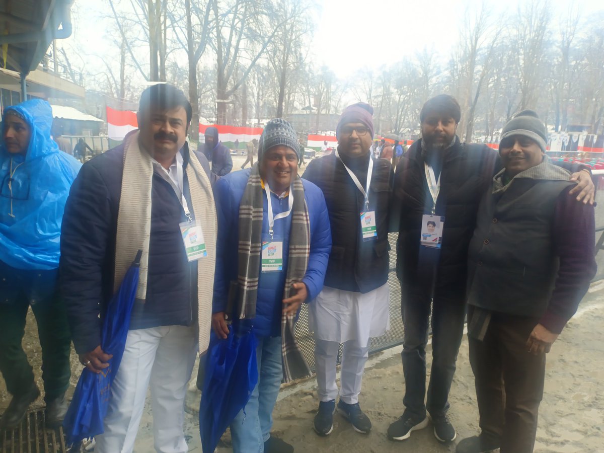 साथियो के  साथ श्रीनगर के शेरे ए कश्मीर स्टेडियम में - तरुण कुमार <a href="/RahulGandhi/">Rahul Gandhi</a> <a href="/kcvenugopalmp/">K C Venugopal</a> <a href="/devendrayadvinc/">Devender Yadav</a> <a href="/kumari_selja/">Kumari Selja</a> <a href="/ajaymaken/">Ajay Maken</a> <a href="/prernasingh17/">Dokep</a> <a href="/Pawankhera/">Pawan Khera 🇮🇳</a> <a href="/rssurjewala/">Randeep Singh Surjewala</a> <a href="/qazinizamuddin/">Qazi Nizamuddin</a>