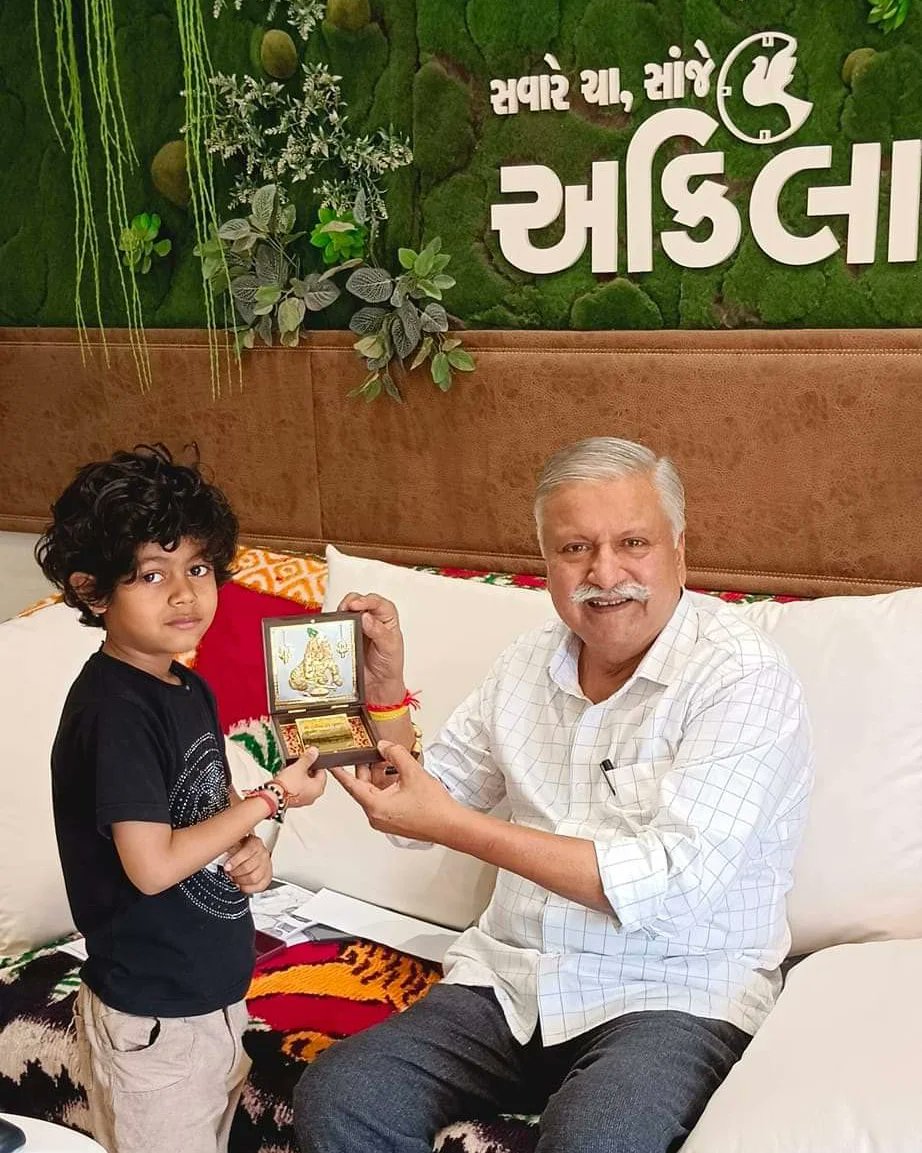 Google_Guru2016's tweet photo. गुजरात (सौराष्ट्र) का सबसे प्रसिद्ध और गुजराती भाषा का सबसे अधिक पढ़े जाने वाले न्यूज पेपर अकीला के संस्थापक और ओनर श्री किरीट भाई  गणात्रा जी ने गूगल गुरु को अपने राजकोट स्तिथ निवास और हेडक्वार्टर पर किया सम्मानित। और अपना स्नेहिल आशीर्वाद प्रदान किया। https://t.co/y2mI5i4zqB