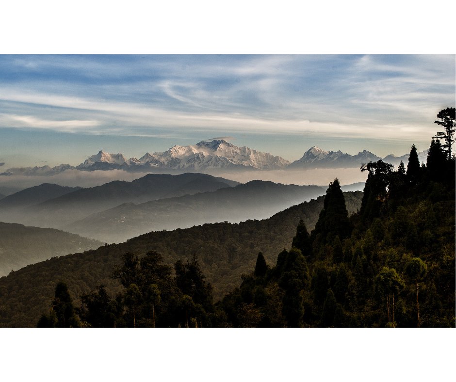 BoutIndia's tweet image. Tonglu is one of the highest peaks of the Singalila range known for its spectacular sunrise over the Kanchenjunga. On the hilltop, there is a trekker’s hut where you can stay for the night.  

#AdventureTrip #Tonglu #Darjeeling #WestBengal