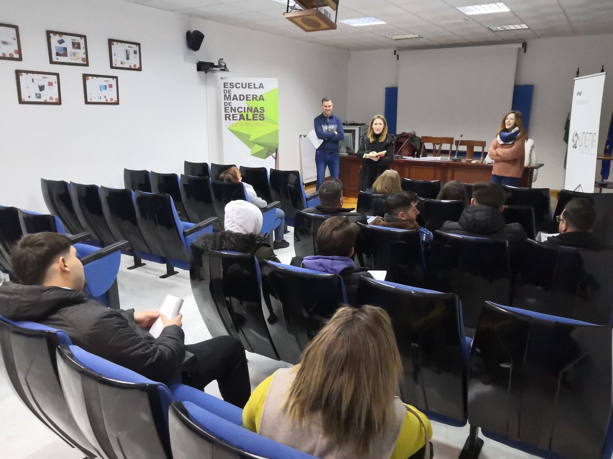 EscuelaMaderaER's tweet photo. Hoy comienza el curso de "Acabado de carpintería y mueble" MAMR0208. 
¡Damos la bienvenida a nuestros nuevos alumnos y alumnas! 
#VenALaEscuela #formación #certificadosdeprofesionalidad #empleo #somosCRN https://t.co/tmZRquJsso