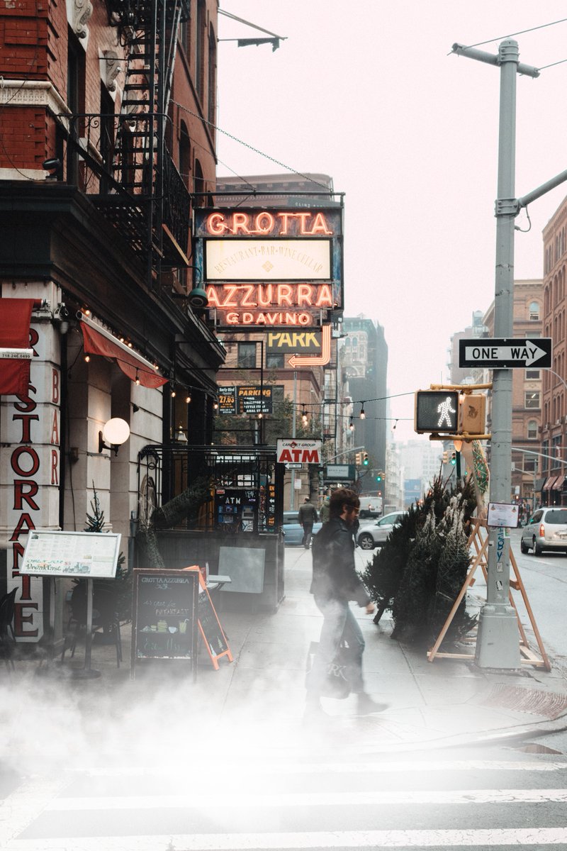 Hat unsere Lebensumwelt Einfluss auf unsere Gesten? Ja! Erste empirische Belege dafür legt David Efron in den 40ern Jahren vor. Er untersucht Gesten jüdischer und italienischer Einwander:innen in New York. Sein Ziel: zu klären, ob Verhalten angeboren oder kulturell bestimmt ist.
