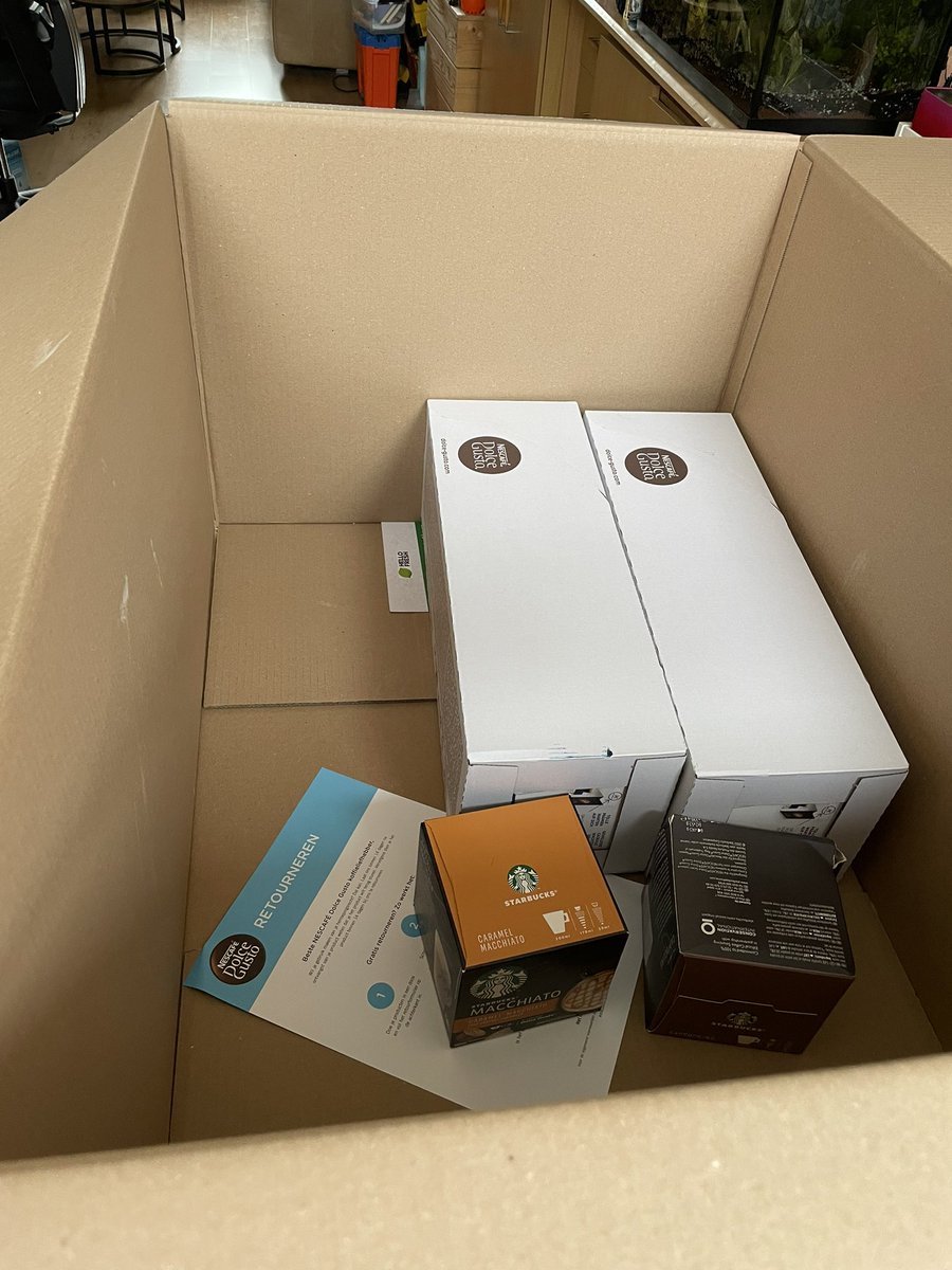 QueenM_27's tweet photo. @NestleNederland @DolceGustoNL dit is echt belachelijk qua verpakking. Waarom zo’n mega doos voor zo’n klein beetje https://t.co/bE2U94ZXiY