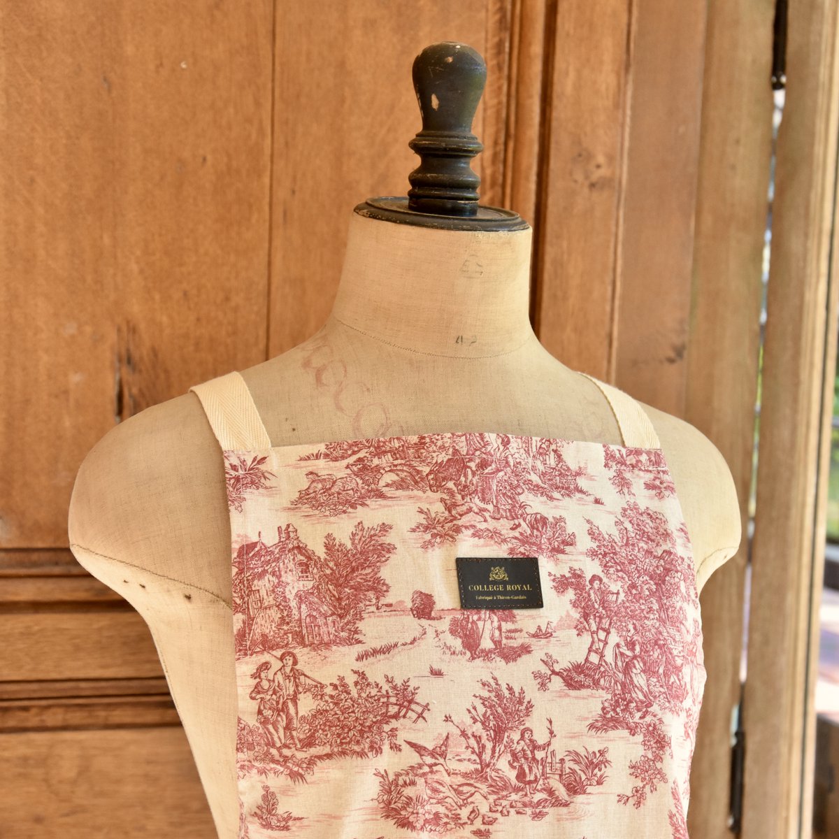 CollegeroyalSAS's tweet image. 🕰️Tic tac... 💘La journée de l&apos;amour approche, et avec elle, l&apos;envie de faire plaisir à un proche... ou à soi !
👋 Nous restons disponibles pour répondre à vos questions durant cette période !
🪡 Tablier en toile de Jouy rouge 100% coton fait en France
👉🏼 eshop-collegeroyal.fr