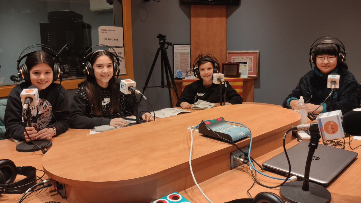 olesaradio's tweet photo. 🔴TOTS LLEGIM | Reprenem aquesta secció de l'Hotel Gori gràcies a la participació dels centres educatius #Olesa. Avui comentem "Charlie i la fàbrica de xocolata" amb Anna Esquerdo, Berta Cumplido, Eric Navarro i Elena Ye de 6è de @escola_ferra 
📻 https://t.co/dR3LPri5p0 https://t.co/YrIrCB8Top