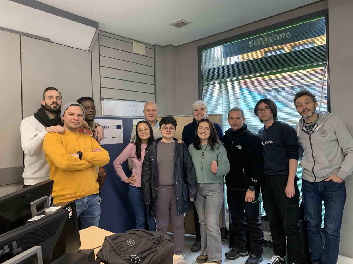 Saregune's tweet photo. El equipo de programadoras, finalizó la 2ªsemana con la visita de @anavito
A parte de código, conocemos la realidad empresarial y las competencias laborales clave que demanda el mercado
#CodersSaregune #WomensLearningToCode #CodigoEnElCascoVG @sendotuAB @EkoGarapena @ClusterGaia https://t.co/KuxNbdSp9i