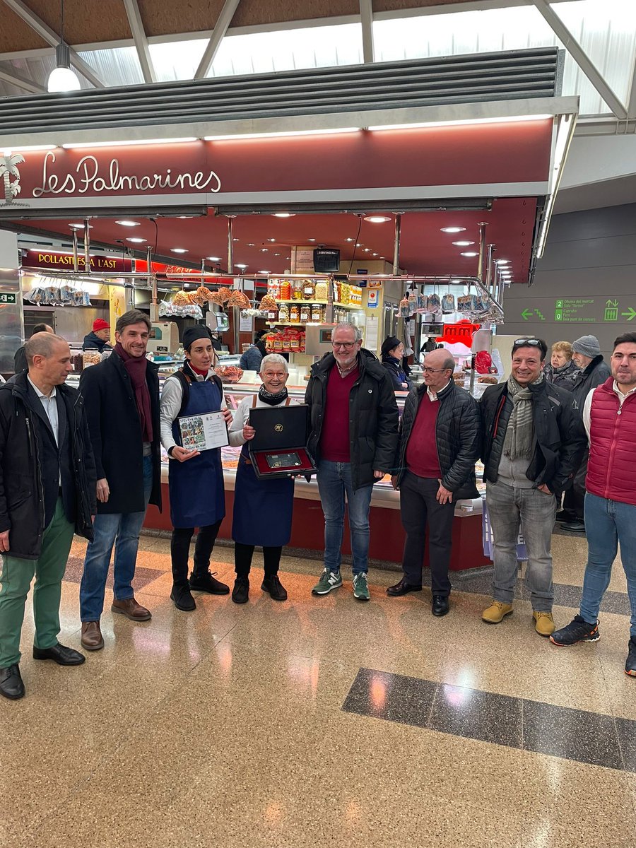 la_boqueria's tweet photo. Dissabte, el gerent del mercat, Òscar Ubide, va participar com a jurat al concurs de #coradella de Molins de Rei🐑
🏅El 1r premi a la millor coradella tradicional va ser per la parada Les Palmarines del mercat, i el 1r premi a la innovació, per al Diana
Enhorabona!👏🏻 https://t.co/EYnMsR6S43