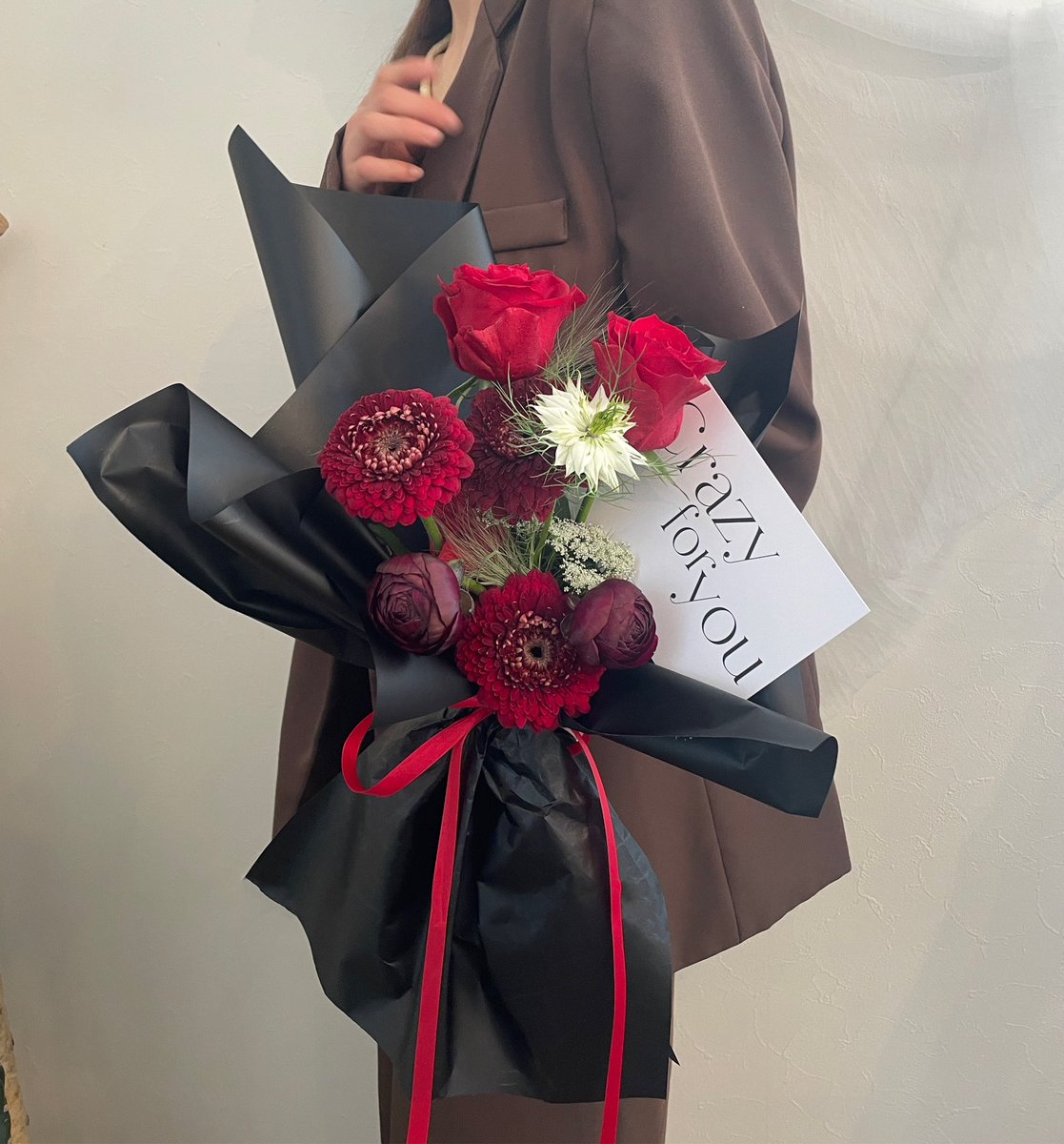 Iputa_flower_'s tweet photo. バレンタインのオーダー受付開始いたします。
Crazy for you.."あなたに夢中"
シックでロマンティックなかっこいい花束に仕上がりました。
お色味や雰囲気はご希望に合わせてオーダー可能でございます。
男性が持つ花束、想像しただけでもかっこいいですよね😊💐🫰 https://t.co/4JLhCAscez
