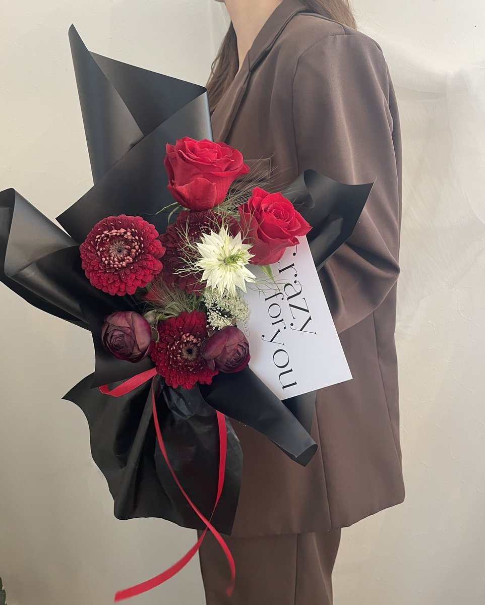 Iputa_flower_'s tweet photo. バレンタインのオーダー受付開始いたします。
Crazy for you.."あなたに夢中"
シックでロマンティックなかっこいい花束に仕上がりました。
お色味や雰囲気はご希望に合わせてオーダー可能でございます。
男性が持つ花束、想像しただけでもかっこいいですよね😊💐🫰 https://t.co/4JLhCAscez