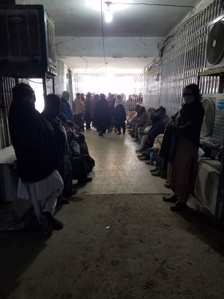 تاسي ورته وګوري دا په کندهار کې د افغان بیسم نمایندګی مخ ته ناست کسان دي ته وا فقر پر کوي موت خو نه درځه غواړی روفی درکوي خپل حق یي دي اساسی مشکل دادي چه په هر ولایت کي د افغان بیسم نمایندګی ته ناست انسانان اکثره خواران له وطنو څه راغلي دي د افغان بیسم له مرکزي مسئولینو څه د 
1/2