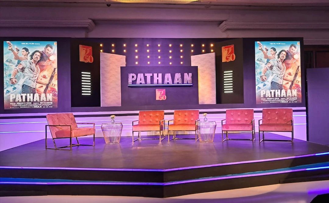 SRKGhaziabadFC's tweet photo. The stage is set. In a few minutes the cast of Pathaan will meet the media for the very first time after the HUGE success of the film #Pathaan . 😍😍✨✨
#Pathaan ki party is ready.💥😍
#PathaanMovie #pathaanboxoffice #Pathaanevent #PathaanReview #PathaanDay https://t.co/8vTuitiwy1