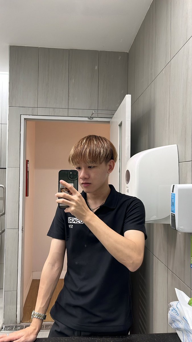หลามเกยตื้น 🦈 ||| 🌹❤️ tweet media