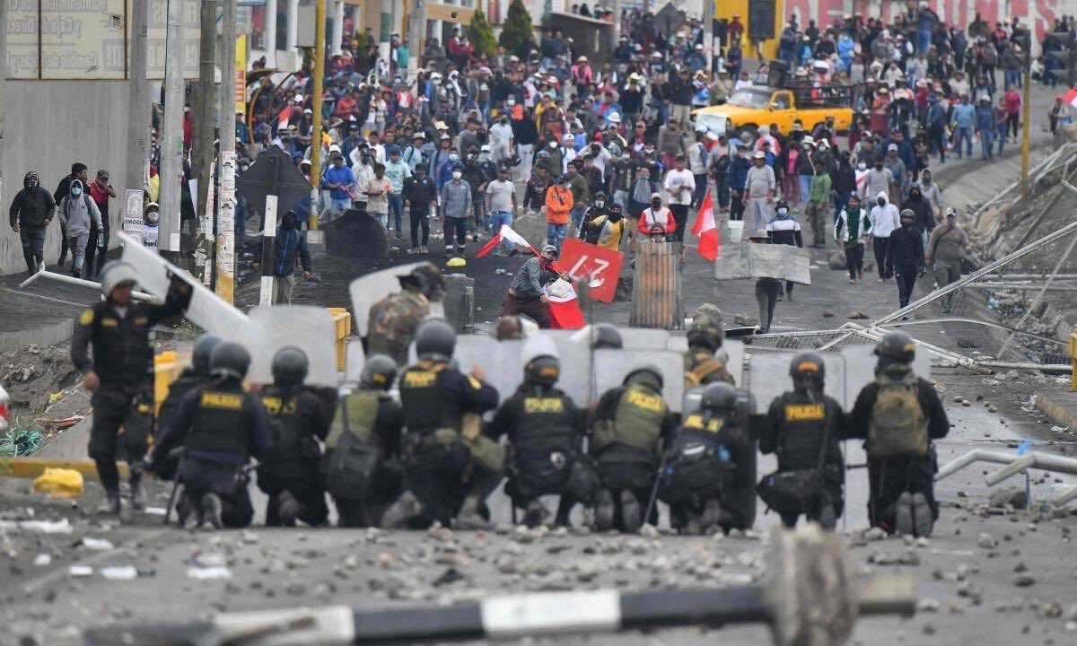MilagrosLeivaG's tweet photo. Esto les parece pacifico? Digno de alabanzas? En serio esto es el pueblo que se levanta? Pobres policías frente a una turba violenta que no representa al Perú salvo a los radicales que salivan por poder. Dina en lugar de poner orden juega también con la Constituyente. Pobre Perú. https://t.co/R4QUuvfk5o