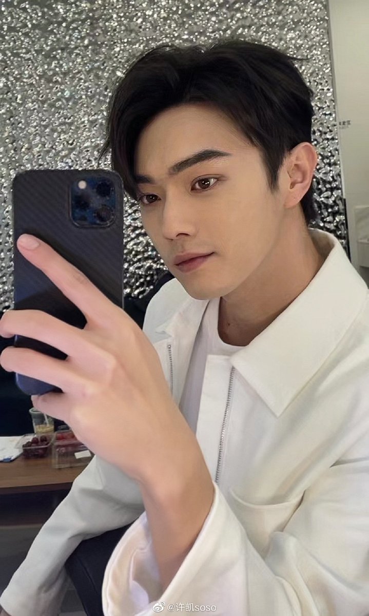 kaikaisoso's tweet photo. weibo更新
假期结束，今日开工🤓 ​​​
休暇が終わり、今日仕事始め
#许凯 #XuKai #シュー・カイ #許凱 https://t.co/d4lMQIZd7v
