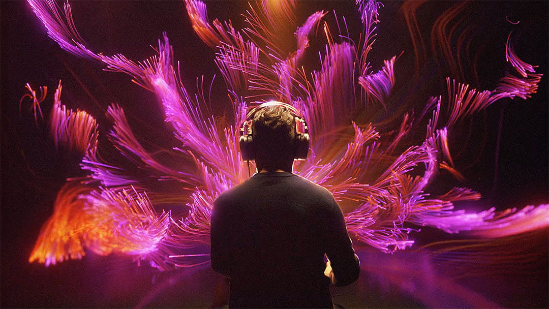 stash_magazine's tweet photo. Merging #CG and #motiondesign with on-set projections and live-action, director Chris Finn @cfinn3 @hello_scholar captures the exhilaration promised by @AMD's RyzenTM #CPU

Watch: https://t.co/GteUuRv2Hv

#VFX #advertising #3danimation #rendering #particles #design #artdirection https://t.co/vi6eMzQD68