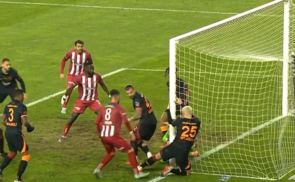 💥 Türk futbol tarihine kara bir leke olarak geçen ve asla unutulmayacak olan rezalet...

Yaşanan skandal sonrasında VAR hakemi emekli olurken, maçın hakemi sezonu kapattı...

Galatasaray ise haksız kazandığı 3 puan ile yoluna devam ediyor...